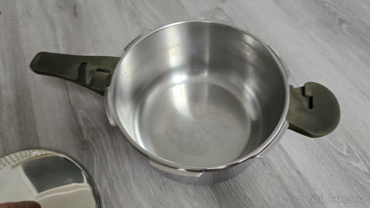 Prodám tlakový hrnec Tescoma - 2
