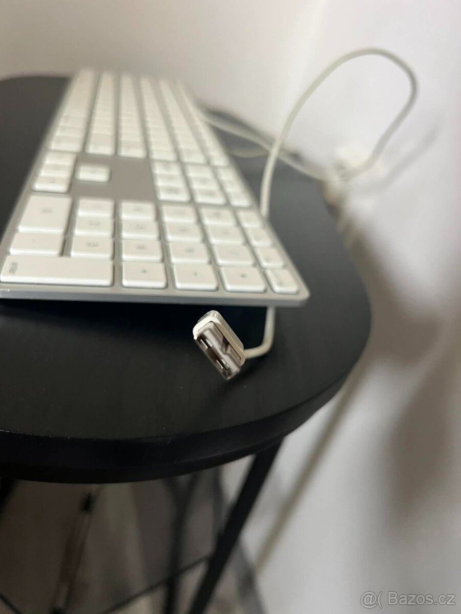 Drátová Apple klávesnice - 2