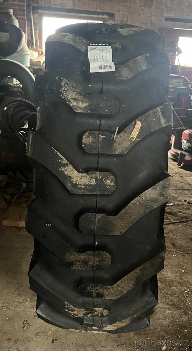 Pneu na traktorbagr, nové - 2
