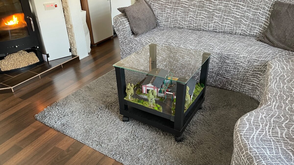 Kolejiště v Ikea stolku, mašinky H0/H0f, diorama vláčky - 2