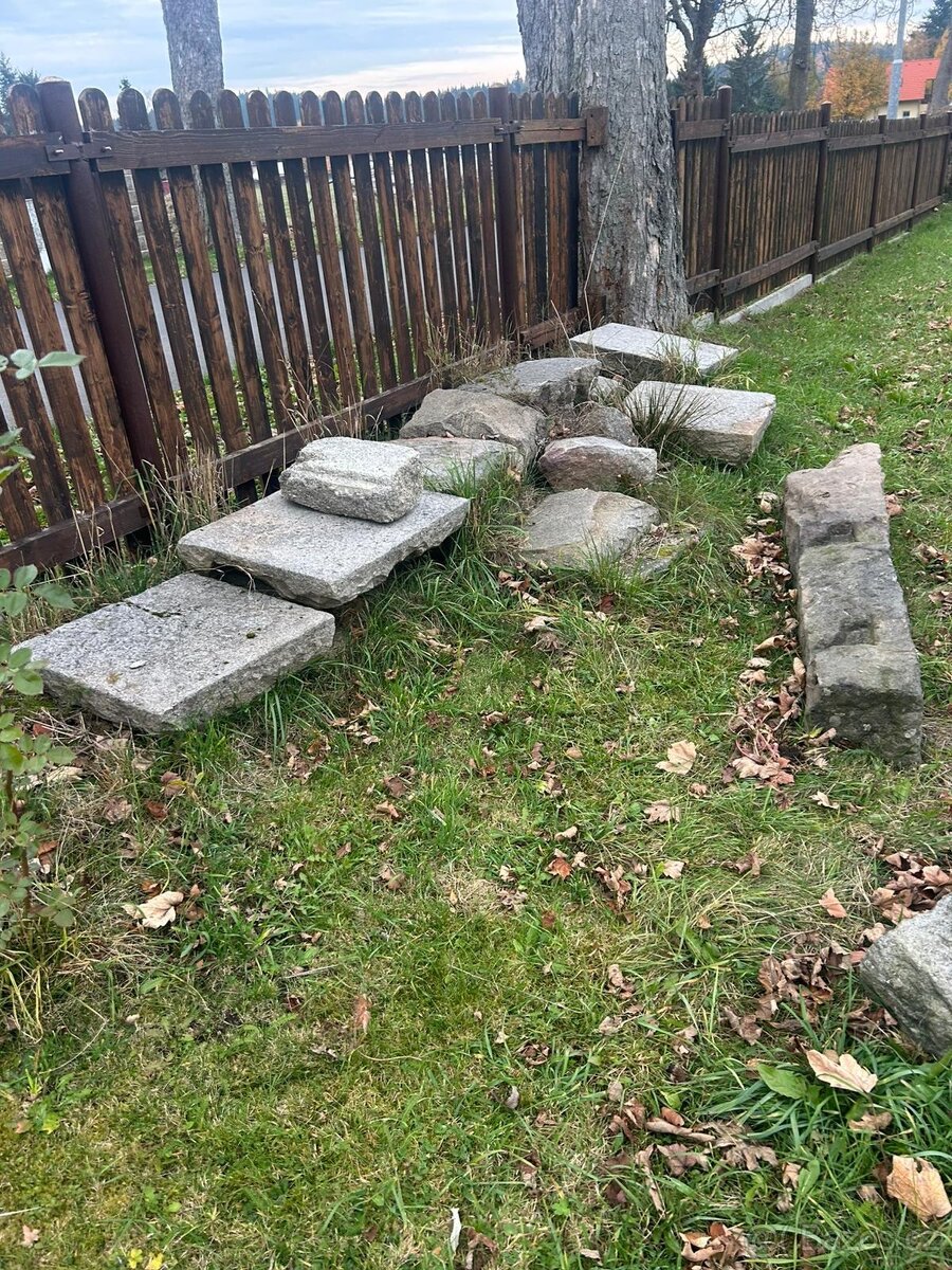 Kamenné sloupky a kamenná dlažba - 2