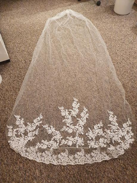 Svatební závoj s krajkou a korálky - 2