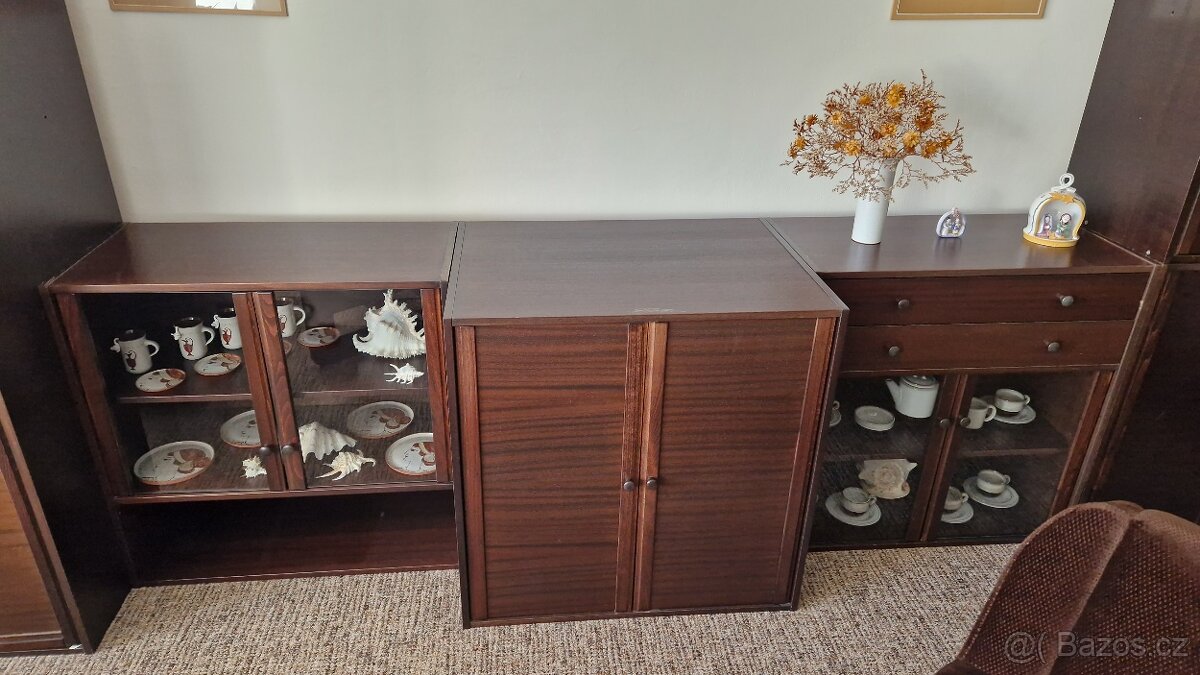 Obývací stěna spolu se šatní skříní - 2