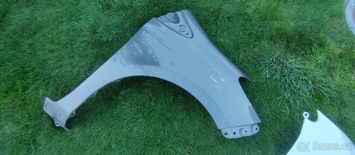 Toyota Yaris III IV 3 4 - Pravy predni blatnik - 2