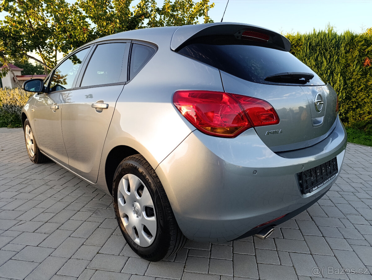 Opel Astra 1.4 T, servis, PĚKNÁ VÝBAVA A STAV - 2