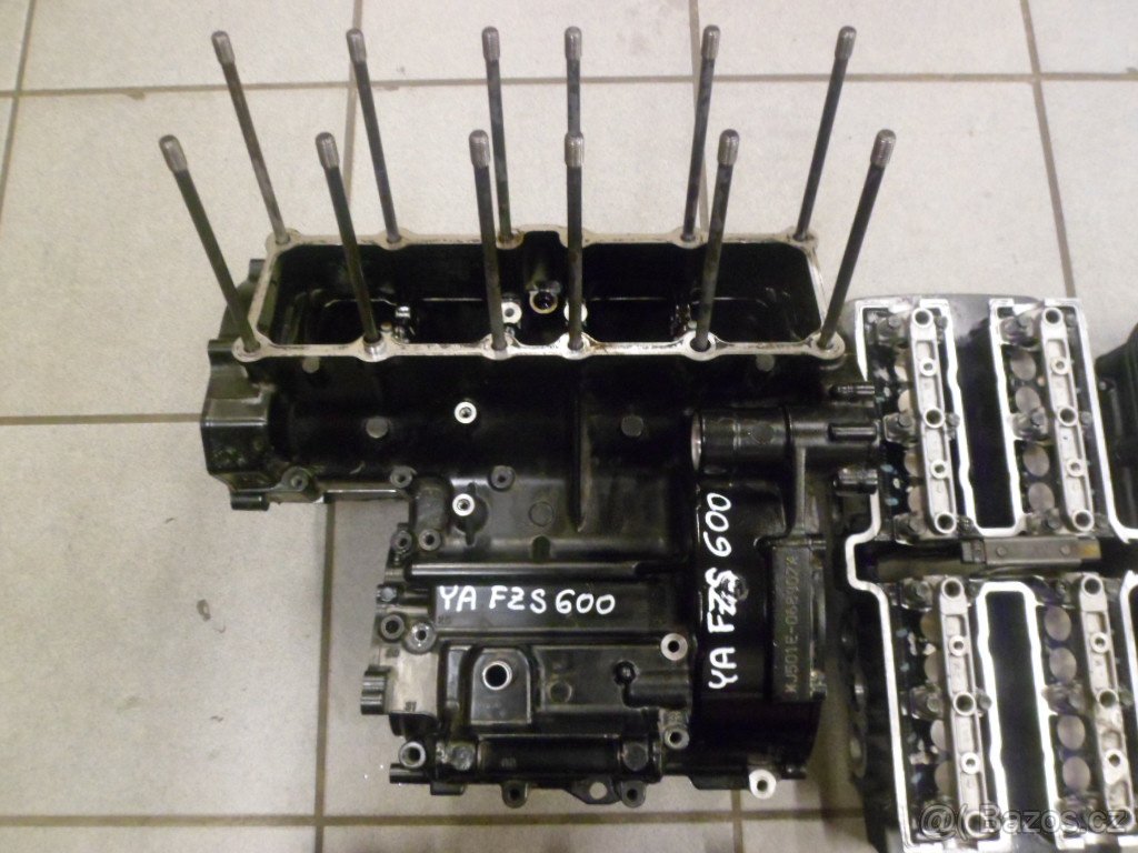 Yamaha FZS díly motoru - 2