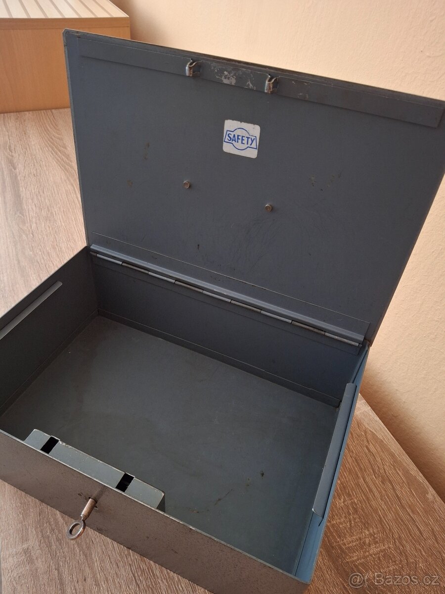 Příruční trezor, pokladnička Kovona. ČSSR - 2