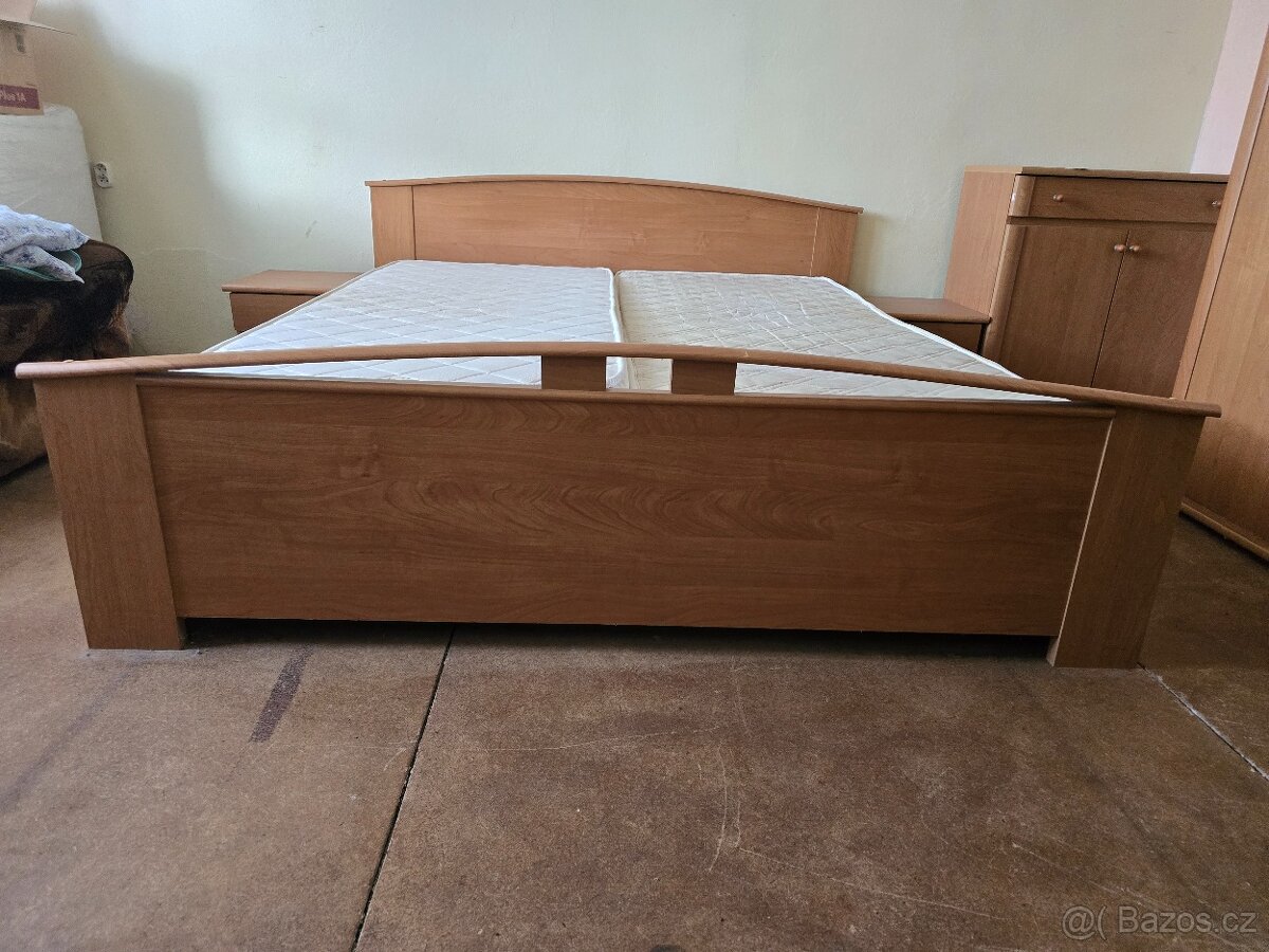 Komplet ložnice - postel, noční stolky, skříně - 2