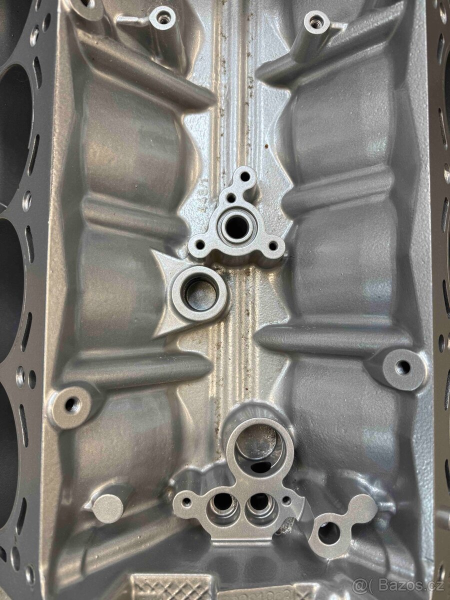 Blok motoru BMW V8 - 2