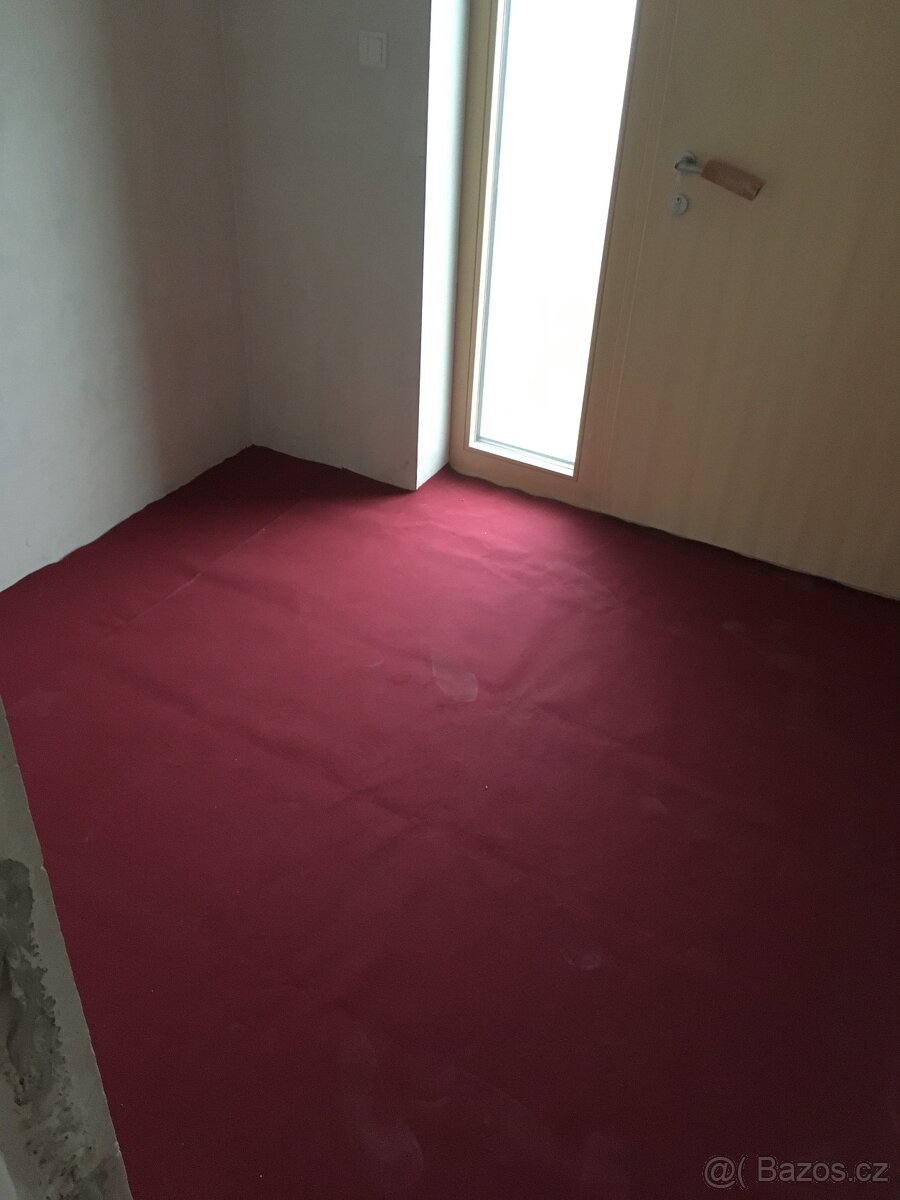 Prodám koberce – bílé a červené, různé rozměry (150–180 m²) - 2