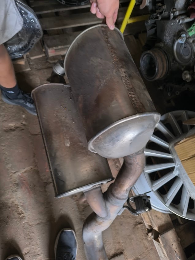 výfuk E66 750Li, pěkný, klapka funčkní, - 2