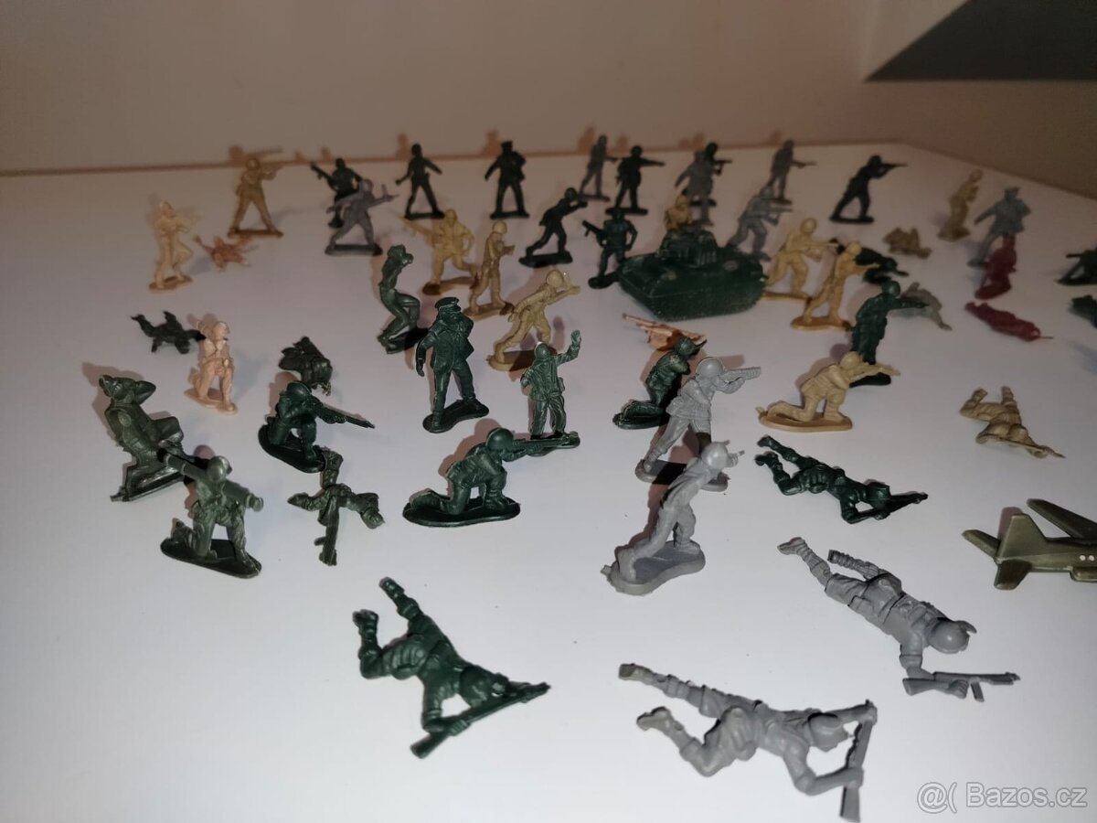 Sada vojáků 55ks, 4ks letadel, 1x tank - 2