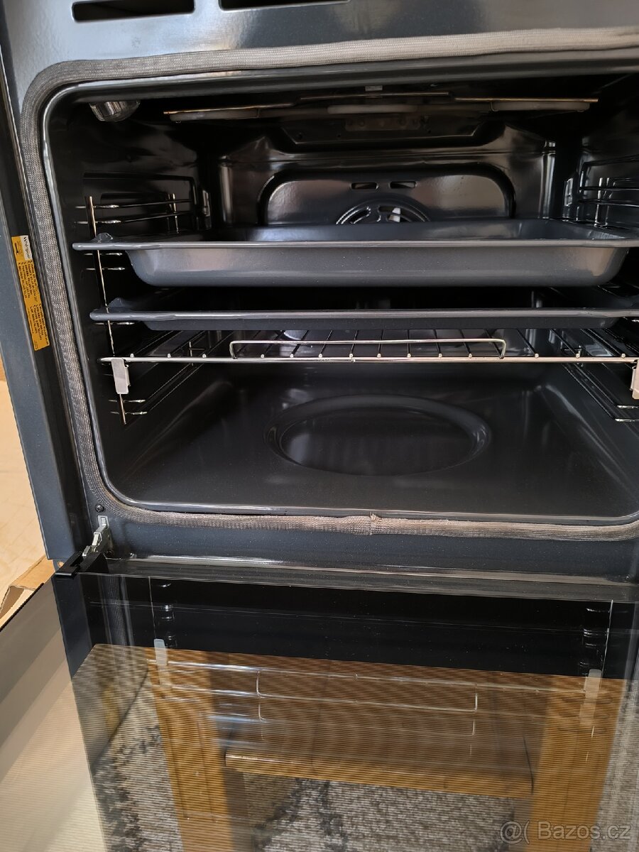 Vestavná horkovzdušná trouba Whirlpool - 2