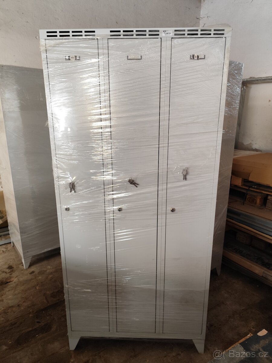 Kovové šatní skříně na soklu - 2