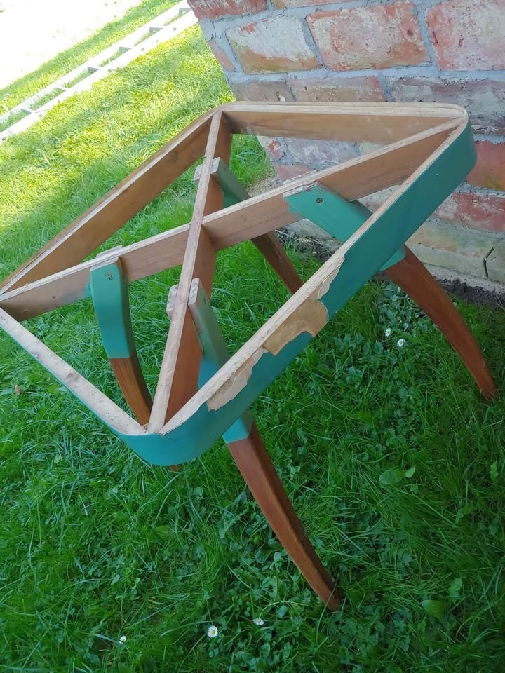 Stůl Halabala pavouk k renovaci - 2