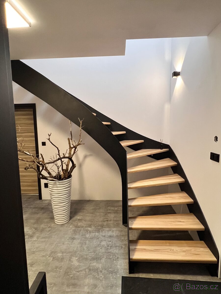 Zakázková kovovýroba–schodiště, brány, ploty sklepní kóje - 2