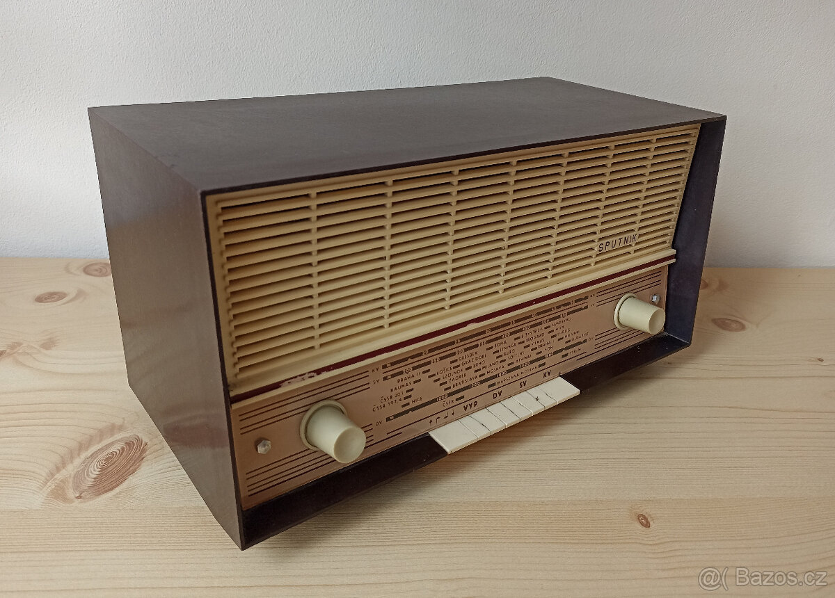 Staré retro bakelitové rádio Tesla Sputnik 320A - 2