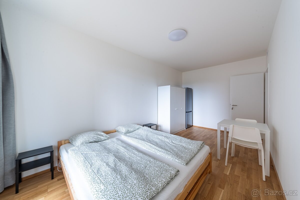 Pokoj s trvalým pobytem pro pár nebo 2 dívky — Praha 9 - 2