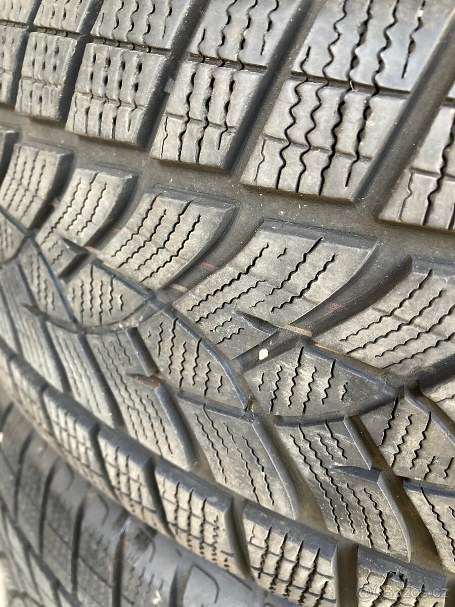 235/55 R18 zimní pneu Good Year - SUV - 2