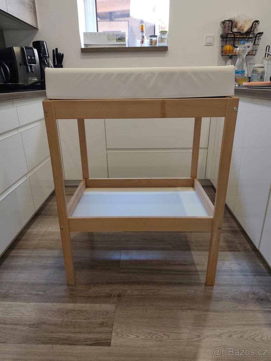 Přebalovací stůl, tvrdá přebalovací podložka, úložné koše - 2