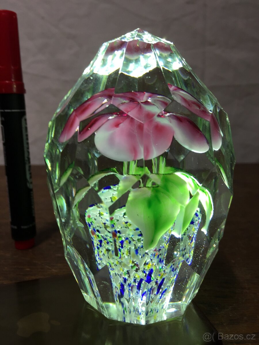 skleněné ... Velké zabroušené těžítko s květinou přes 1 kg k - 2