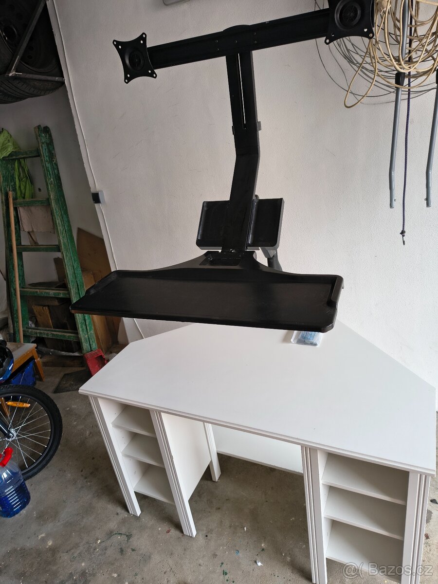 Rohový stůl s držákem na monitory - 2