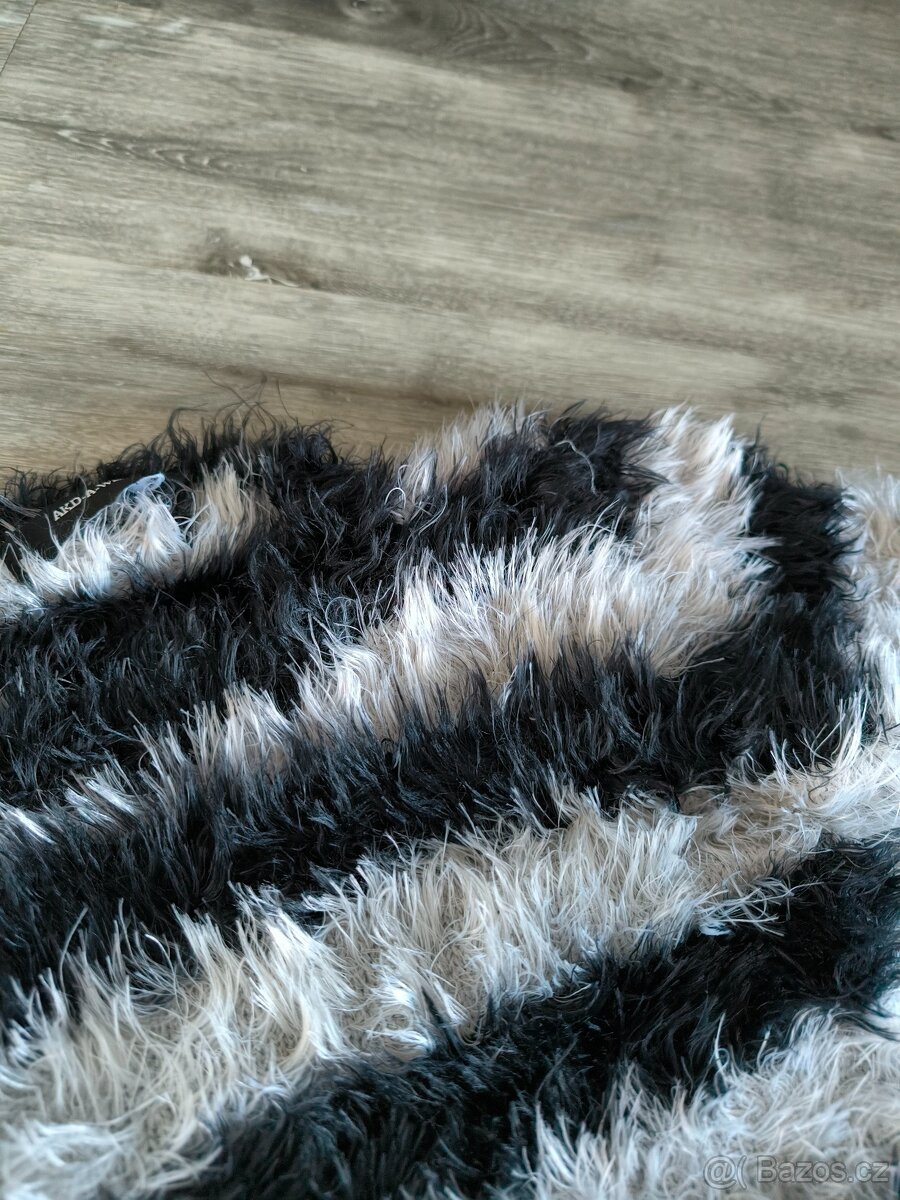 Dívčí chlupatý svetr vel. 134 - 2