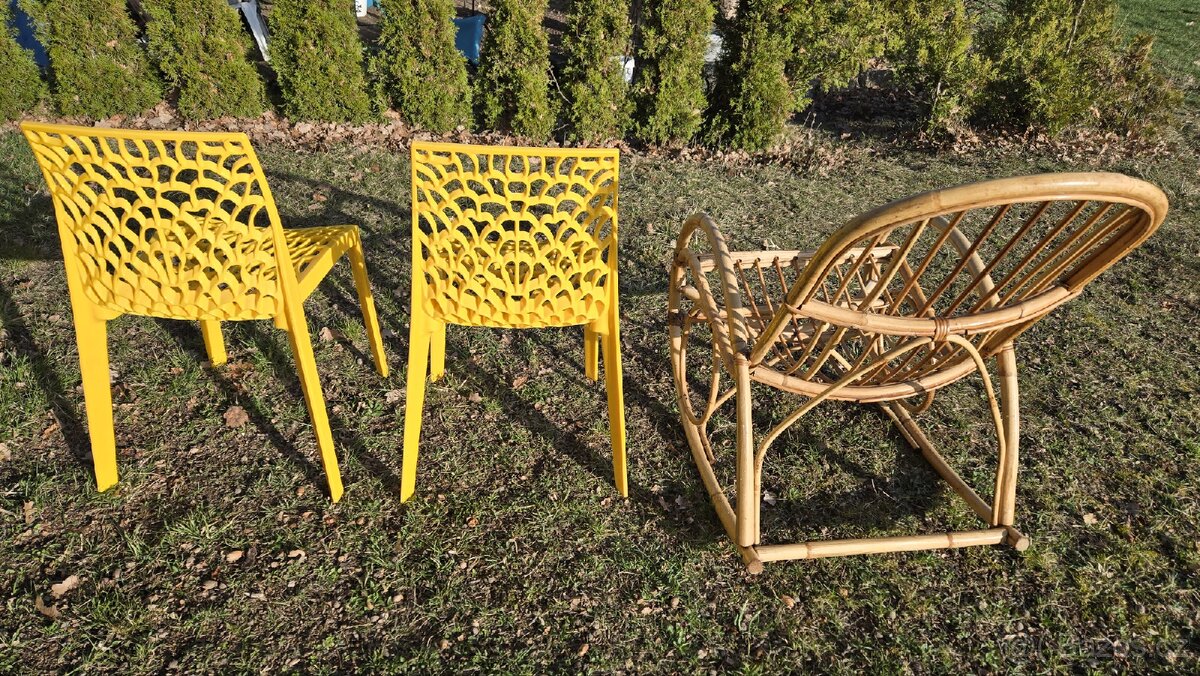 Plastove zidle nove. - 2