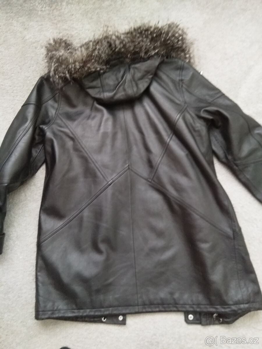 Dámská kožená černá bunda s kapucí, slušivý střih - 2