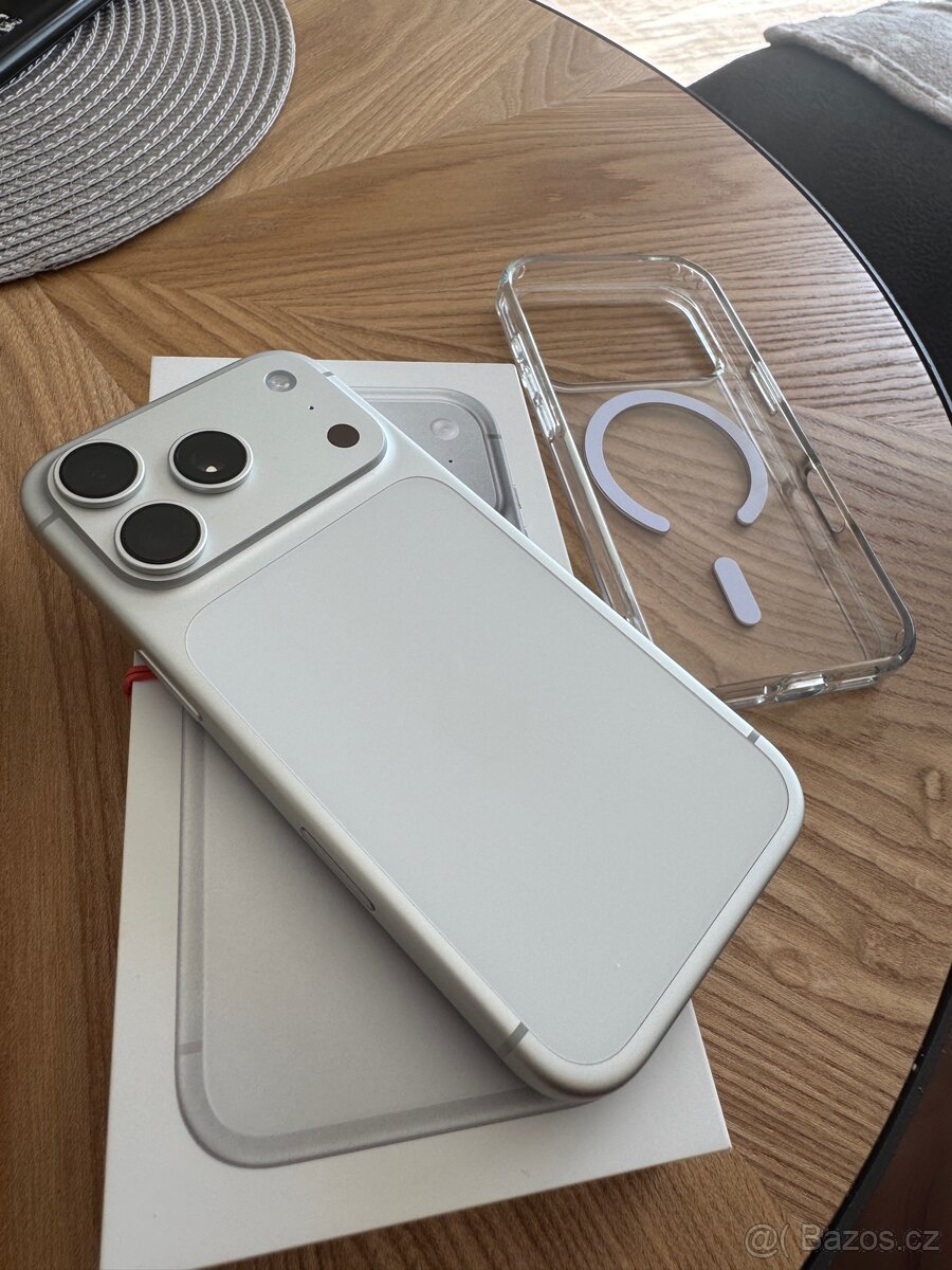 IPhone 17 pro stříbrný - 2