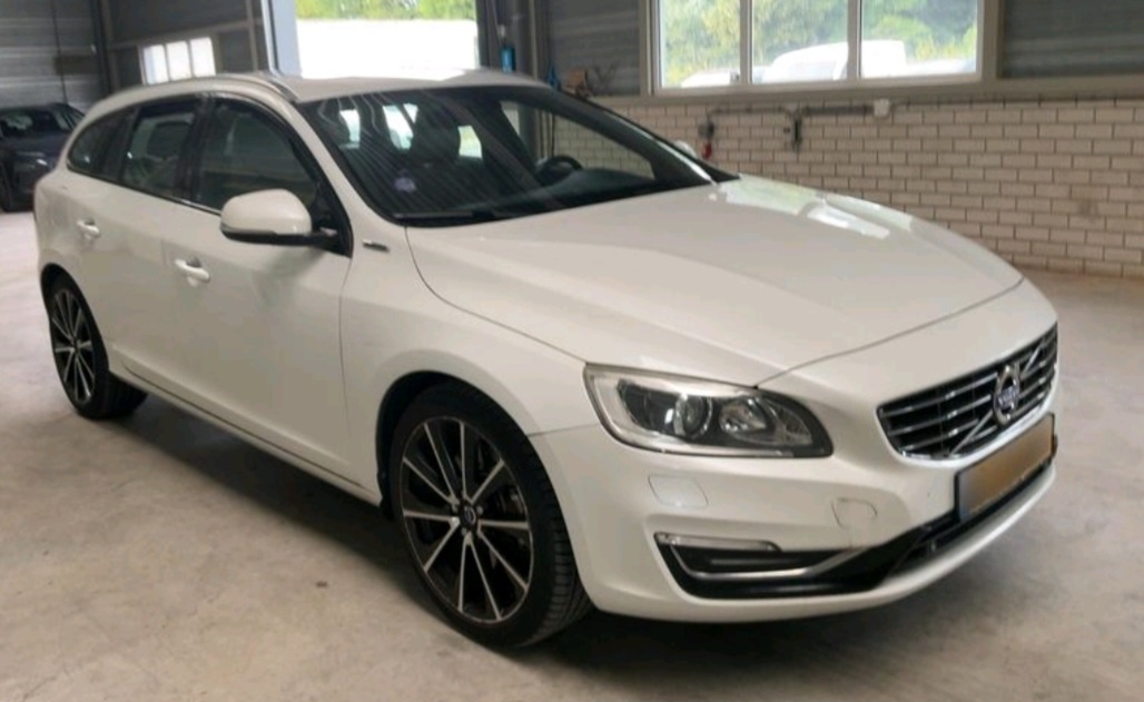Volvo V60 2.4 D6 plug-in Hybrid awd - 2