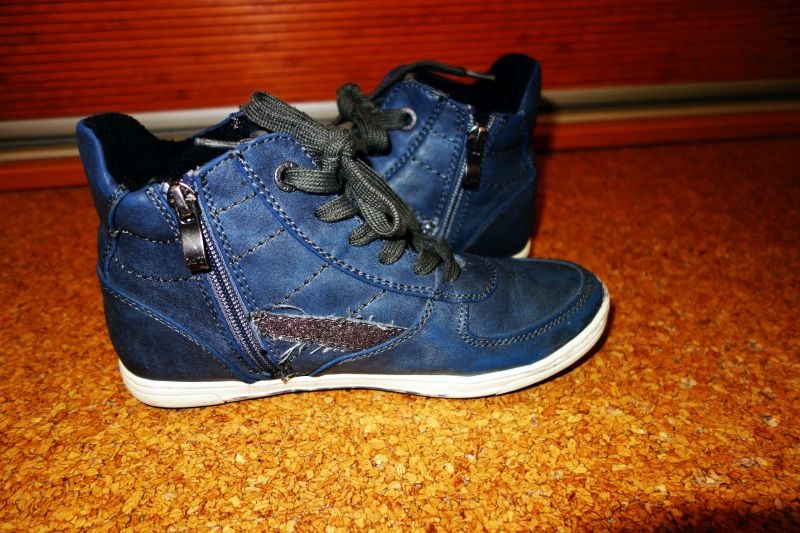 sandále, pantofle č. 35 a č. 36, zimní tenisky - 2