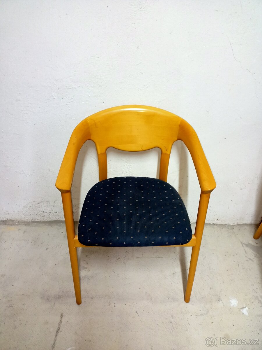 Prodám 4 x hezké čalouněné židle - křesílka z masivu. - 2
