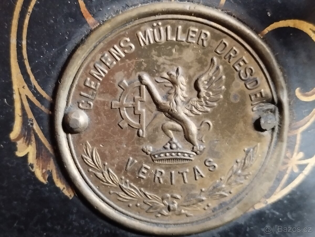 Historický šlapací šicí stroj Veritas - 2