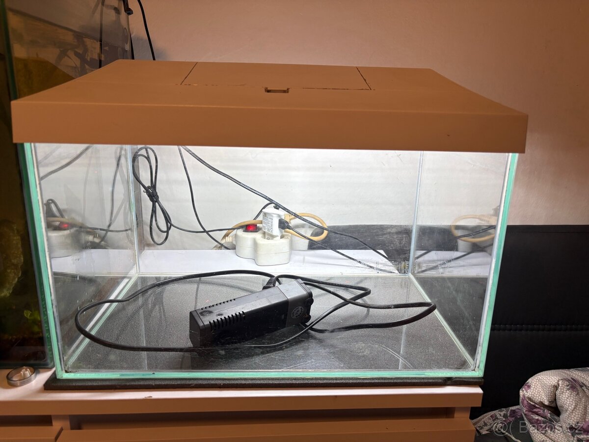 🐠 Prodám akvárium cca 25 l - 2
