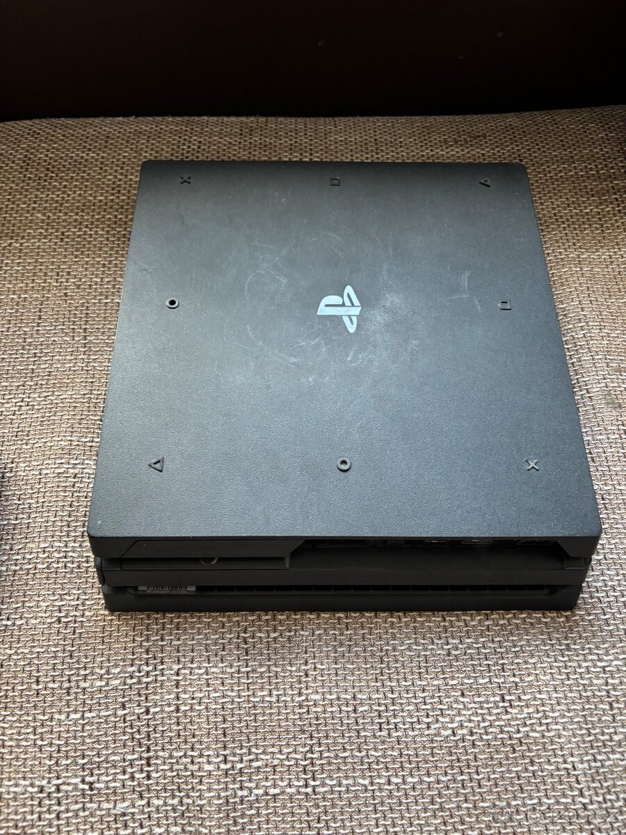 Plastation 4 pro - 2