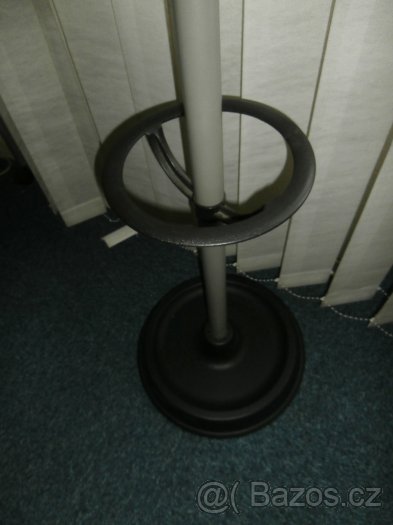 Věšák SLEVA stojanový moderní použitý za 199 kč - 2