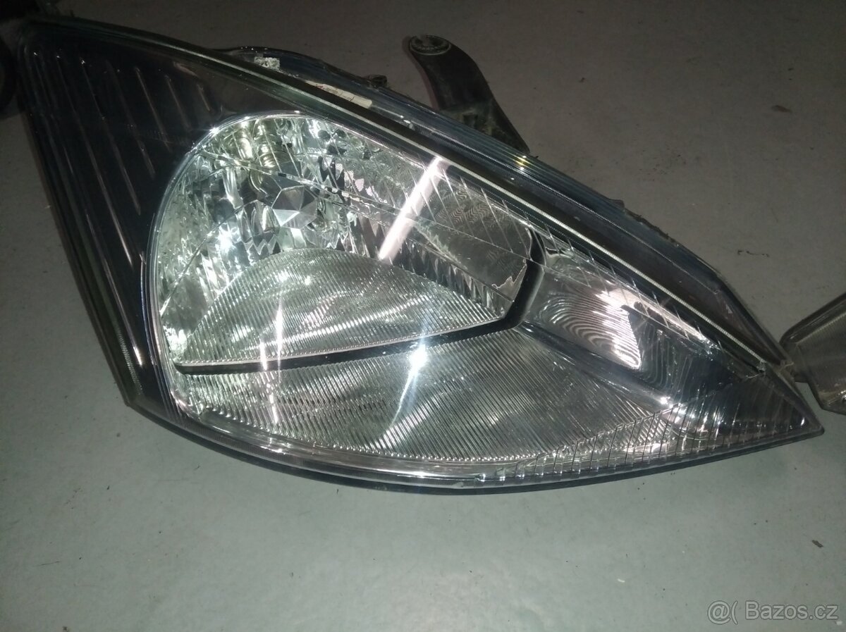 Ford Focus předni světlomety - 2