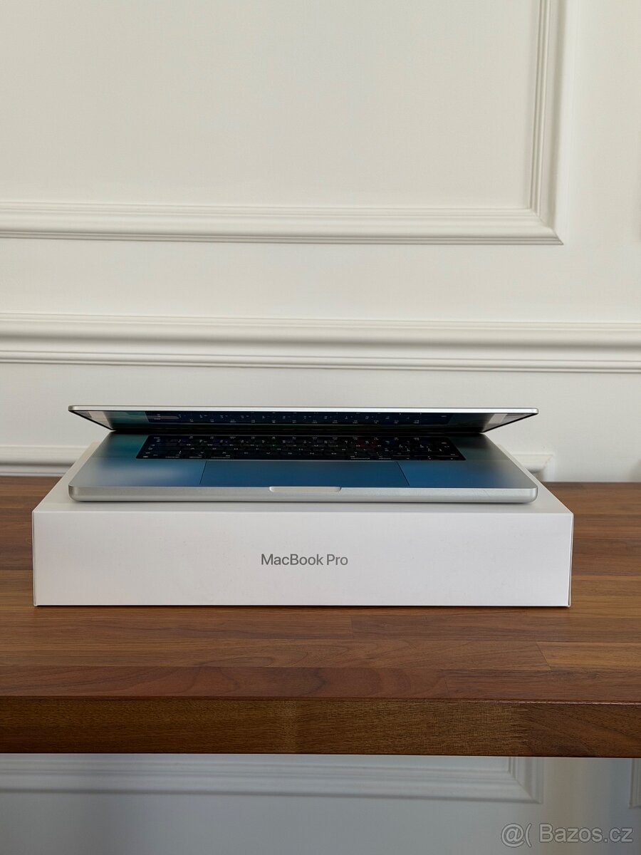 MacBook Pro 16 M2 Max / 64 GB / 4 TB SSD / stříbrný - 2