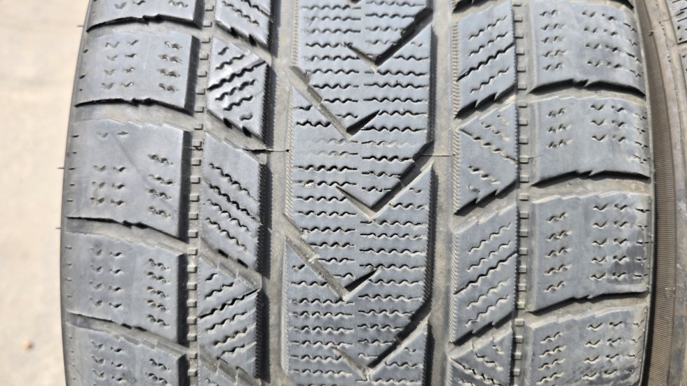 Zimní pneu 245/40/19 Tomket - 2