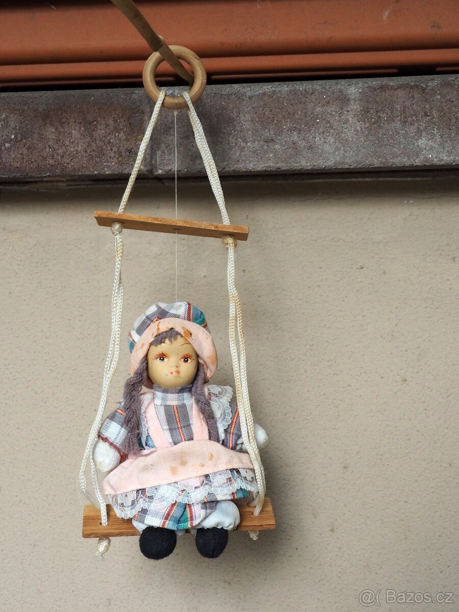 Porcelánová panenka - malá, na houpačce - 2