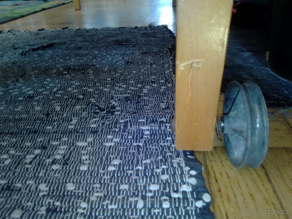 Stará dětská postýlka - 2