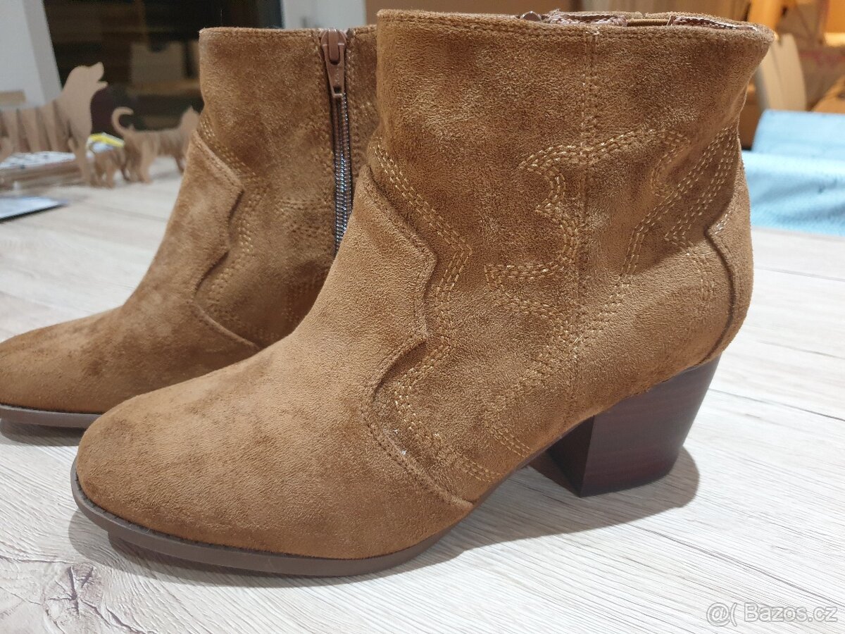 Kotníkové semišové boty, zn.M&S - 2