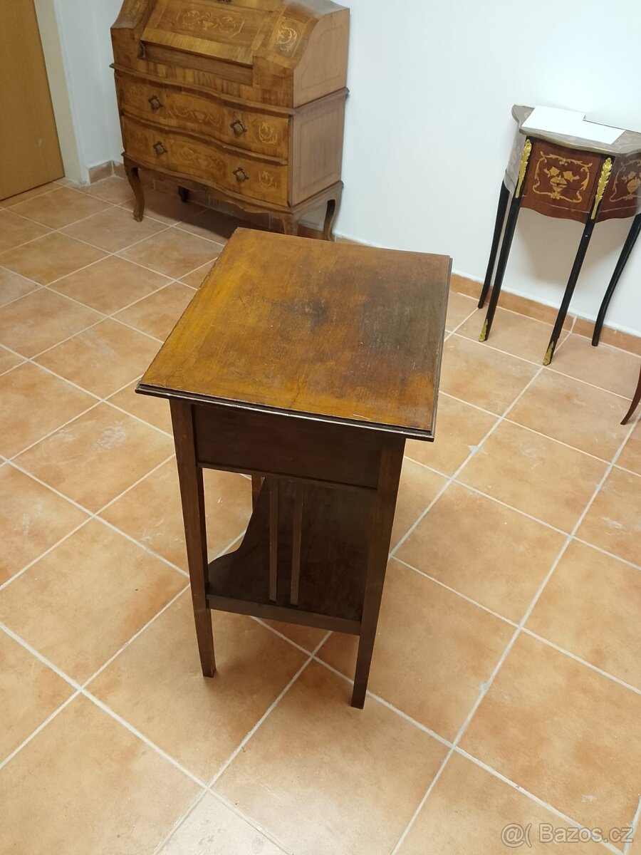 Elegantní starožitný odkládací stolek se šuplíky – po oživen - 2