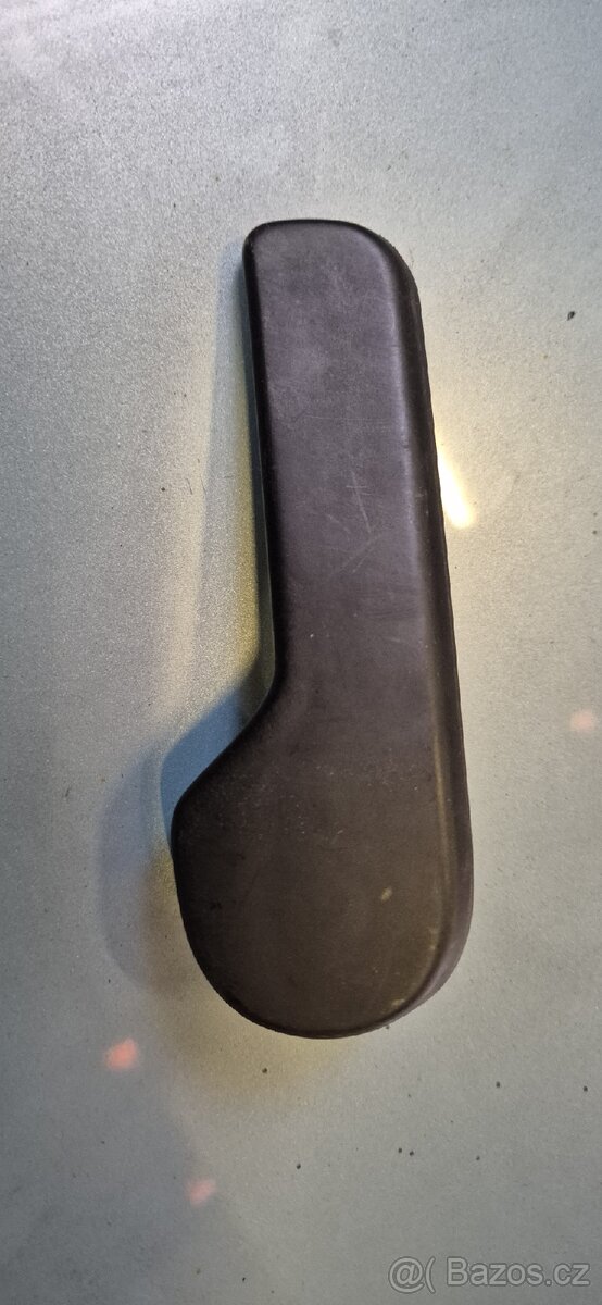 Škoda Fabia 1,páčka otvírání kapoty - 2