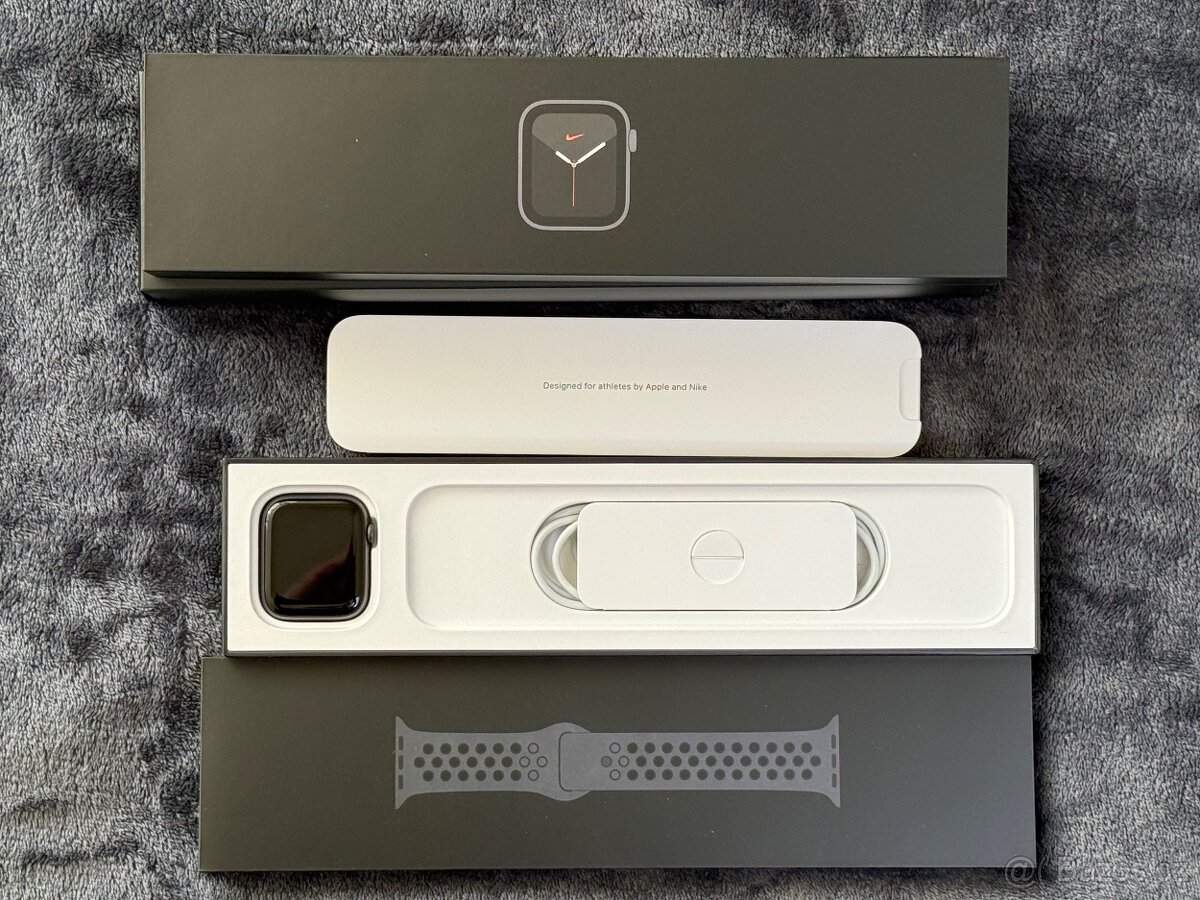 Apple Watch SE Nike Edition (44 mm) - 2