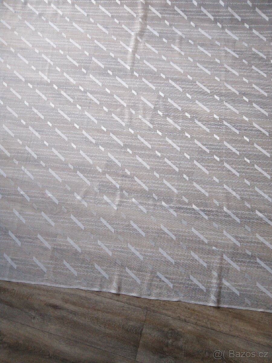 Záclona s bílým vzorem. - 2