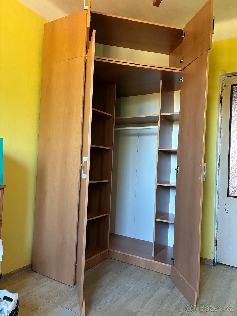 Rohová šatní skříň dekor buk. - 2