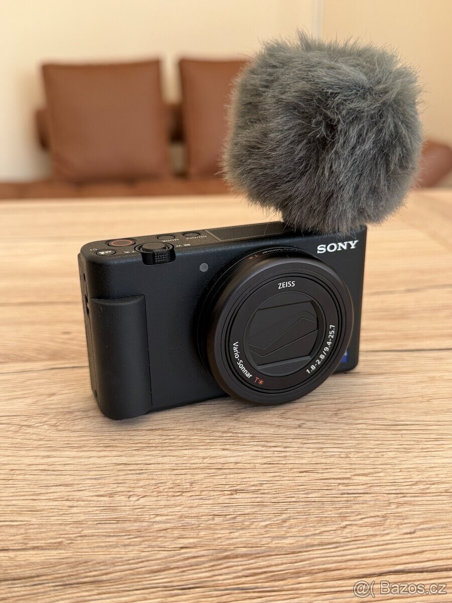 Prodam digitalni fotoaparat Sony ZV1 - 2
