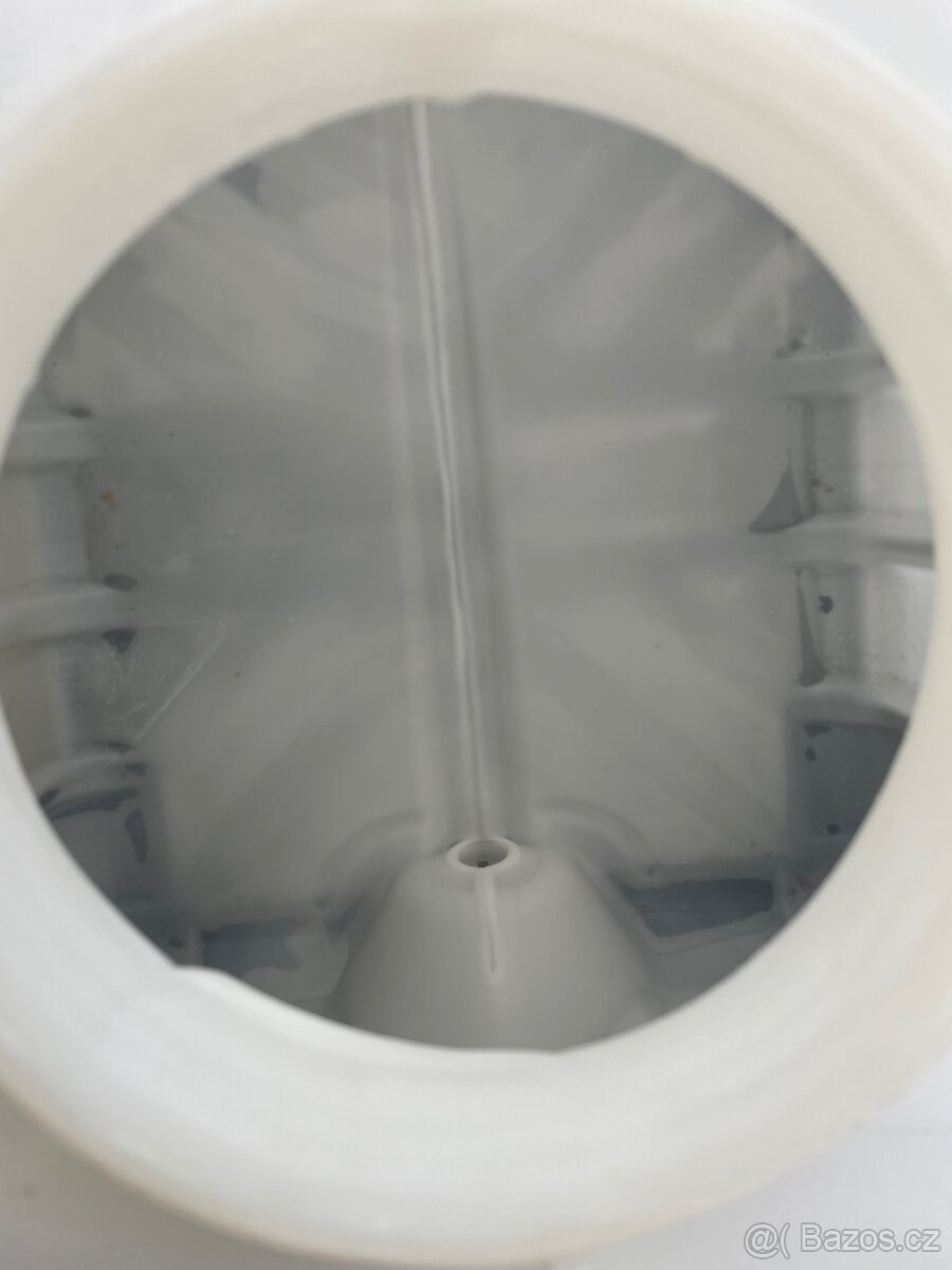 IBC nádrž , kontejner na vodu . - 2